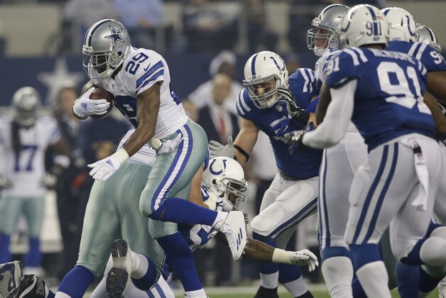 DeMarco Murray, corredor de los Cowboys de Dallas, penetra la línea de golpeo durante el partido del domingo 21 de diciembre de 2014, frente a los Colts de Indianápolis (AP Foto/Tim Sharp)