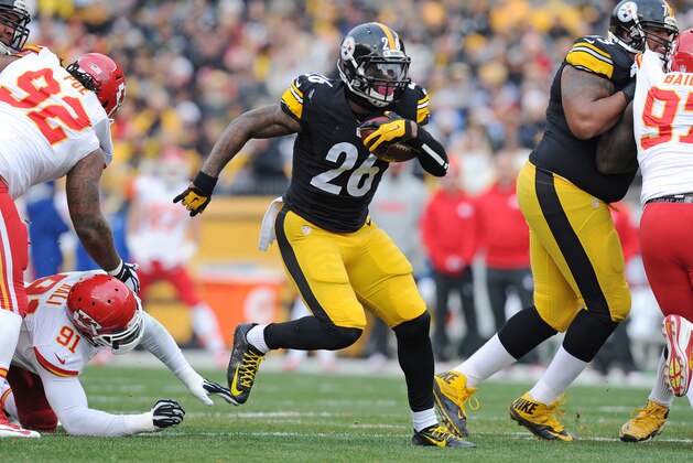 Pittsburgh Steelers running back Le'Veon Bell (26) carries the ball during the first half of an NFL football game against the Kansas City Chiefs in Pittsburgh, Sunday, Dec. 21, 2014. (AP Photo/Don Wright)