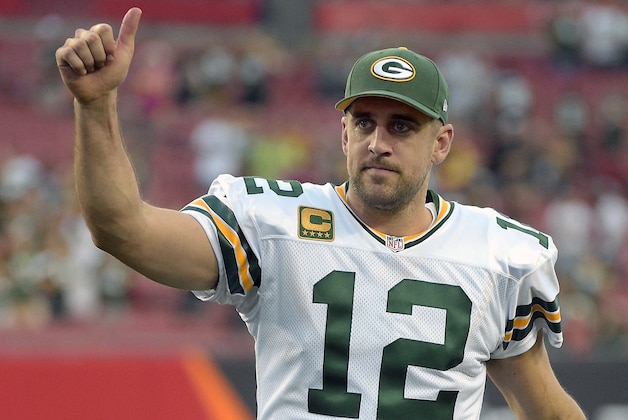Aaron Rodgers, mariscal de campo de los Packers de Green Bay, festeja al abandonar el terreno tras el partido del domingo 21 de diciembre de 2014, frente a los Buccaneers de Tampa Bay (AP Foto/Phelan M. Ebenhack)