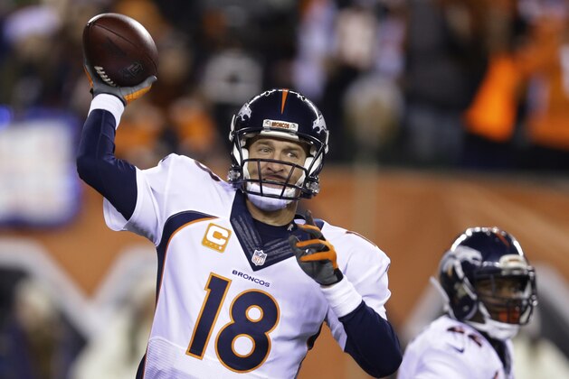 Peyton Manning, de los Broncos de Denver, lanza un pase en la primera mitad del partido del lunes 22 de diciembre de 2014, frente a los Bengals de Cincinnati (AP Foto/Michael Conroy)