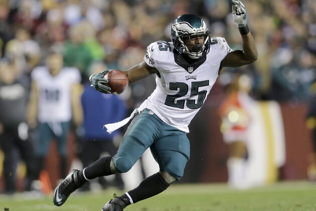Philadelphia Eagles running back LeSean McCoy (25) carries the ball during the first half of an NFL football game against the Washington Redskins in Landover, Md., Saturday, Dec. 20, 2014. (AP Photo/Patrick Semansky)