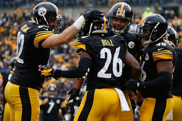 PITTSBURGH, PA - DECEMBER 21:  Le'Veon Bell #26 of the Pittsburgh Steelers celebrates his touchdown with teammates during the second quarter against the Kansas City Chiefs at Heinz Field on December 21, 2014 in Pittsburgh, Pennsylvania.  (Photo by Gregory Shamus/Getty Images)