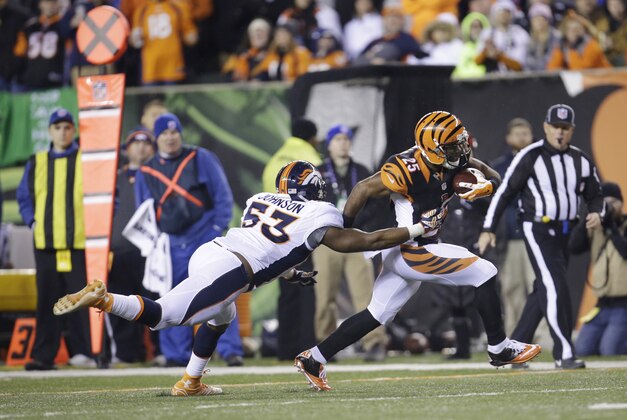 Cincinnati Bengals running back Giovani Bernard (25) runs past Denver Broncos middle linebacker Steven Johnson (53) on a 22-yard touchdown reception during the second half of an NFL football game Monday, Dec. 22, 2014, in Cincinnati. (AP Photo/AJ Mast)