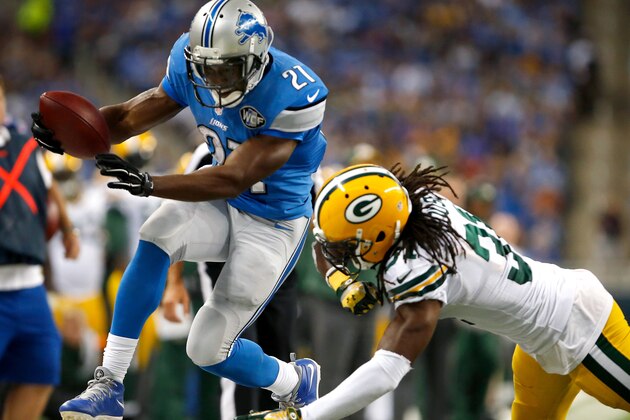 DETROIT, MI - SEPTEMBER 21: Reggie Bush #21 of the Detroit Lions jumps for a first down after a second quarter catch against the Green Bay Packers at Ford Field on September 21, 2014 in Detroit, Michigan. (Photo by Gregory Shamus/Getty Images)