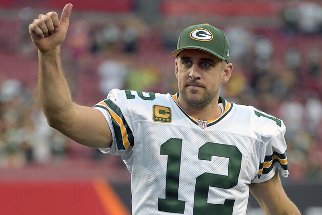 Aaron Rodgers, mariscal de campo de los Packers de Green Bay, festeja al abandonar el terreno tras el partido del domingo 21 de diciembre de 2014, frente a los Buccaneers de Tampa Bay (AP Foto/Phelan M. Ebenhack)