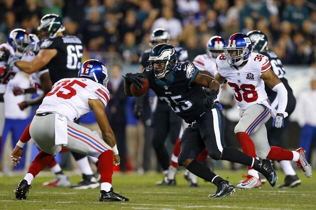 PHILADELPHIA, PA - OCTOBER 12: LeSean McCoy #25 of the Philadelphia Eagles cuts between Quintin Demps #35 and Trumaine McBride #38 of the New York Giants during the first quarter of a football game against the New York Giants at Lincoln Financial Field on October 12, 2014 in Philadelphia, Pennsylvania. (Photo by Rich Schultz /Getty Images)