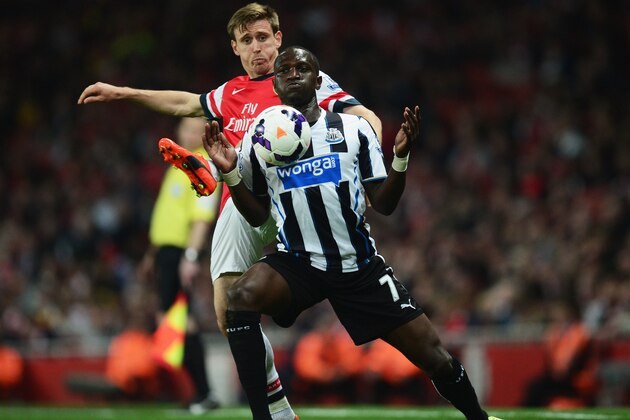 LONDON, ENGLAND - APRIL 28:  Moussa Sissoko of Newcastle United holds off Nacho Monreal of Arsenal during the Barclays Premier League match between Arsenal and Newcastle United at Emirates Stadium on April 28, 2014 in London, England.  (Photo by Jamie McDonald/Getty Images)
