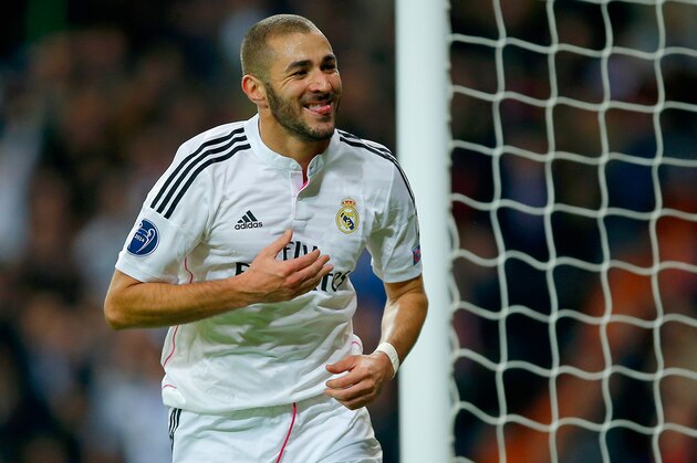 MADRID, SPAIN - NOVEMBER 04:  Karim Benzema of Real Madrid CF celebrates scoring the opening goal during the UEFA Champions League Group B match between Real Madrid CF and Liverpool FC at Estadio Santiago Bernabeu on November 4, 2014 in Madrid, Spain.  (Photo by Gonzalo Arroyo Moreno/Getty Images)