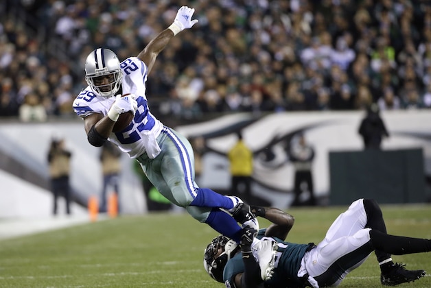 DeMarco Murray, corredor de los Cowboys de Dalls, trata de eludir a Malcolm Jenkins, de los Eagles de Filadelfia, en el partido del domingo 14 de diciembre de 2014 (AP Foto/Michael Perez)