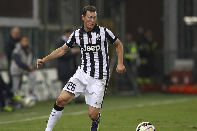 GENOA, ITALY - OCTOBER 29:  Stephan Lichtsteiner of Juventus FC in action during the Serie A match between Genoa CFC and Juventus FC at Stadio Luigi Ferraris on October 29, 2014 in Genoa, Italy.  (Photo by Marco Luzzani/Getty Images)