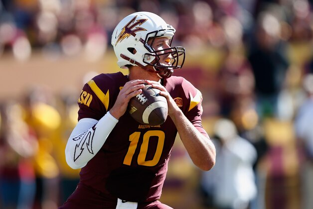 TEMPE, AZ - NOVEMBER 22:  Quarterback Taylor Kelly #10 of the Arizona State Sun Devils throws a pass during the first quarter of the college football game against the Washington State Cougars at Sun Devil Stadium on November 22, 2014 in Tempe, Arizona. The Sun Devils defeated the Cougars 52-31.  (Photo by Christian Petersen/Getty Images)