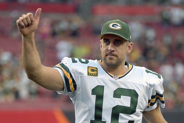 Aaron Rodgers, mariscal de campo de los Packers de Green Bay, festeja al abandonar el terreno tras el partido del domingo 21 de diciembre de 2014, frente a los Buccaneers de Tampa Bay (AP Foto/Phelan M. Ebenhack)