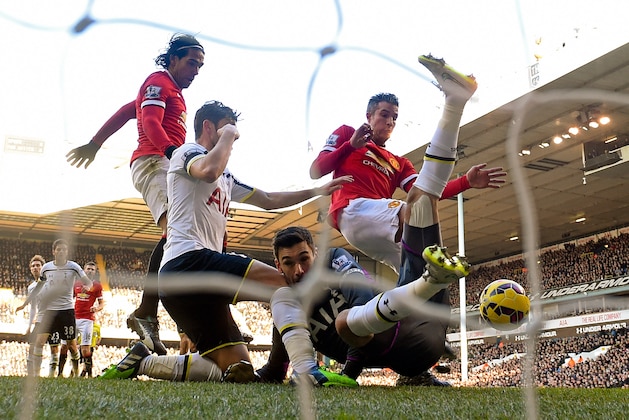 LONDON, ENGLAND - DECEMBER 28:  Goalkeeper Hugo Lloris of Spurs battles to keep the ball out of his goal under pressure from Robin van Persie of Manchester United during the Barclays Premier League match between Tottenham Hotspur and Manchester United at White Hart Lane on December 28, 2014 in London, England.  (Photo by Michael Regan/Getty Images)