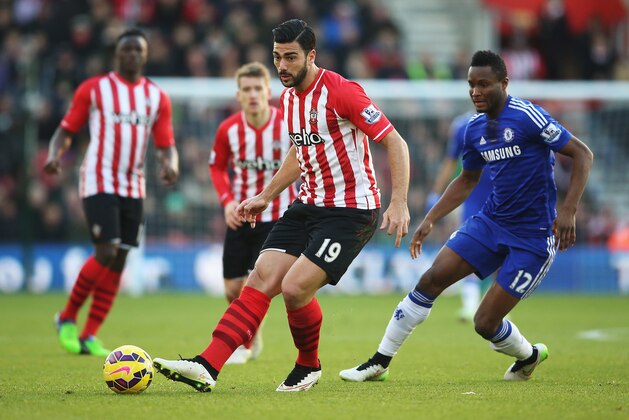SOUTHAMPTON, ENGLAND - DECEMBER 28:  Graziano Pelle of Southampton is closed down by John Obi Mikel of Chelsea during the Barclays Premier League match between Southampton and Chelsea at St Mary's Stadium on December 28, 2014 in Southampton, England.  (Photo by Scott Heavey/Getty Images)