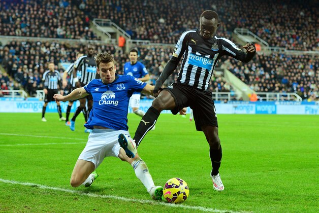 NEWCASTLE UPON TYNE, ENGLAND - DECEMBER 28:  Papiss Demba Cisse of Newcastle United is tackled by Seamus Coleman of Everton during the Barclays Premier League match between Newcastle United and Everton at St James' Park on December 28, 2014 in Newcastle upon Tyne, England.  (Photo by Mark Runnacles/Getty Images)