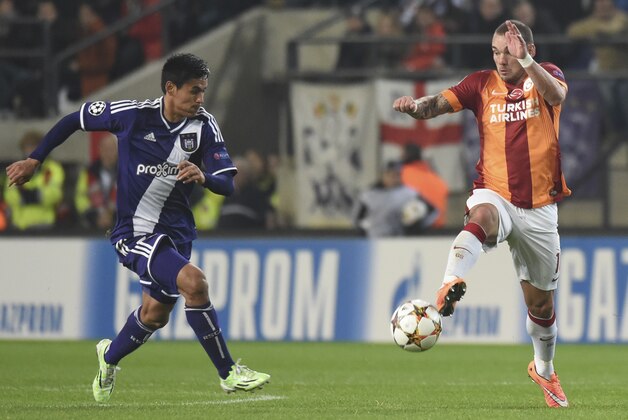 Galatasaray's Wesley Sneijder, right, and Anderlecht's Andy Najar vie for the ball during the Group D Champions League match between Anderlecht and Galatasaray at Constant Vanden Stock Stadium in Brussels, Belgium, Wednesday Nov. 26, 2014. (AP Photo/Geert Vanden Wijngaert)