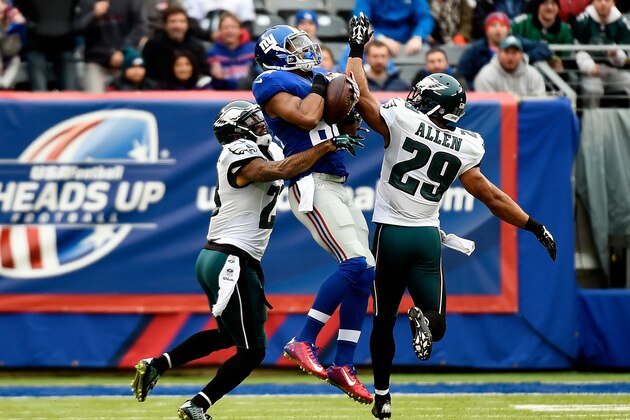 EAST RUTHERFORD, NJ - DECEMBER 28:  Rueben Randle #82 of the New York Giants makes a catch in the first quarter as  Nolan Carroll #23 and  Nate Allen #29 of the Philadelphia Eagles defend during a game at MetLife Stadium on December 28, 2014 in East Rutherford, New Jersey.  (Photo by Alex Goodlett/Getty Images)