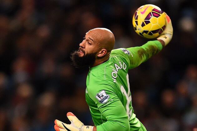 MANCHESTER, ENGLAND - DECEMBER 06:  Tim Howard of Everton in action during the Barclays Premier League match between Manchester City and Everton at Etihad Stadium on December 6, 2014 in Manchester, England.  (Photo by Laurence Griffiths/Getty Images)