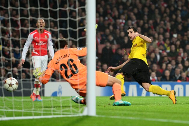 LONDON, ENGLAND - NOVEMBER 26:  Henrikh Mkhitaryan of Borussia Dortmund has his shot on goal saved by Damian Martínez of Arsenal during the UEFA Champions League Group D match between Arsenal and Borussia Dortmund at the Emirates Stadium on November 26, 2014 in London, United Kingdom.  (Photo by Jamie McDonald/Getty Images)