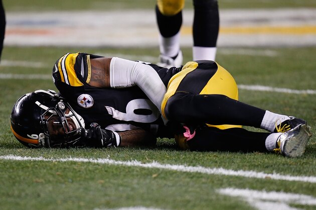 PITTSBURGH, PA - DECEMBER 28:  Le'Veon Bell #26 of the Pittsburgh Steelers is injured after being hit by Reggie Nelson #20 of the Cincinnati Bengals during the third quarter at Heinz Field on December 28, 2014 in Pittsburgh, Pennsylvania.  (Photo by Gregory Shamus/Getty Images)