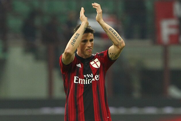 MILAN, ITALY - OCTOBER 26:  Fernando Torres of AC Milan salutes the fans at the end of Serie A match between AC Milan and ACF Fiorentina at Stadio Giuseppe Meazza on October 26, 2014 in Milan, Italy.  (Photo by Marco Luzzani/Getty Images)