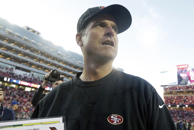 Jim Harbaugh, entrenador de los 49ers de San Francisco, abandona el terreno tras el partido del domingo 28 de diciembre de 2014, frente a los Cardinals de Arizona (AP Foto/Marcio José Sánchez)