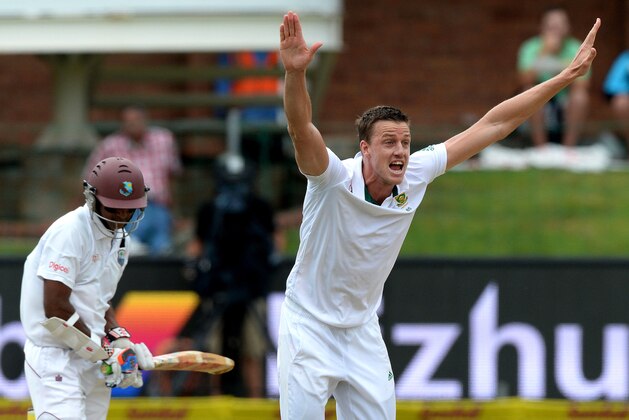 PORT ELIZABETH, SOUTH AFRICA - DECEMBER 29:  Morne Morkel appeals, but Shivnarine Chenderpaul is given not out during day 4 of the 2nd Test match between South Africa and West Indies at St. Georges Park on December 29, 2014 in Port Elizabeth, South Africa. (Photo by Duif du Toit/Gallo Images/Getty Images)