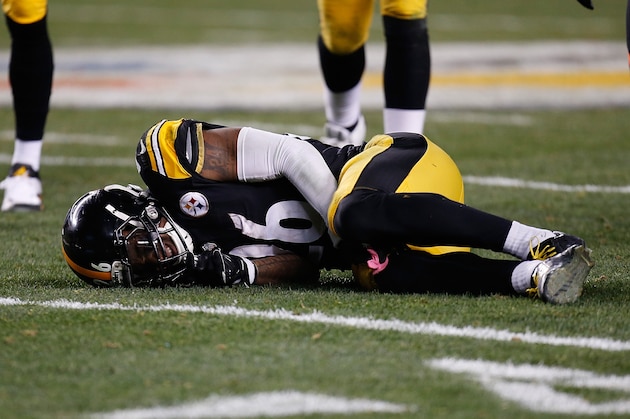 PITTSBURGH, PA - DECEMBER 28:  Le'Veon Bell #26 of the Pittsburgh Steelers is injured after being hit by Reggie Nelson #20 of the Cincinnati Bengals during the third quarter at Heinz Field on December 28, 2014 in Pittsburgh, Pennsylvania.  (Photo by Gregory Shamus/Getty Images)