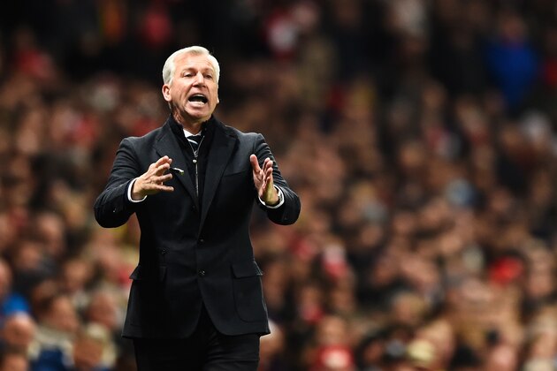 LONDON, ENGLAND - DECEMBER 13:  Alan Pardew, manager of Newcastle United gives instructions during the Barclays Premier League match between Arsenal and Newcastle United at Emirates Stadium on December 13, 2014 in London, England.  (Photo by Mike Hewitt/Getty Images)
