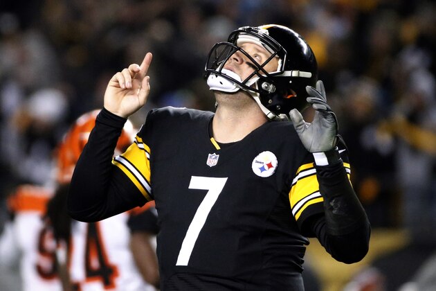Pittsburgh Steelers quarterback Ben Roethlisberger looks skyward after completing a touchdown pass to wide receiver Antonio Brown during the fourth quarter of an NFL football game against the Cincinnati Bengals, Sunday, Dec. 28, 2014, in Pittsburgh. The Steelers won 27-17 to win the AFC North. (AP Photo/Gene J. Puskar)