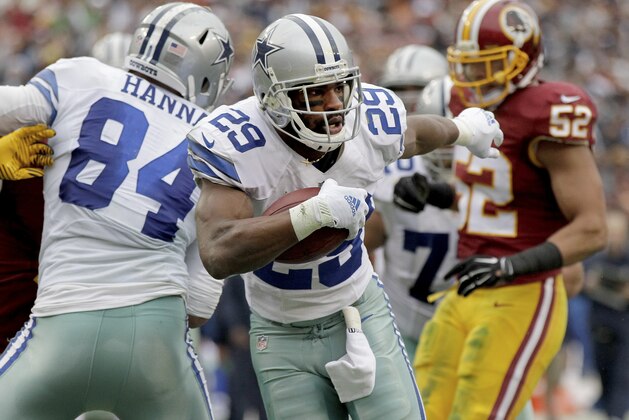 DeMarco Murray, corredor de los Cowboys de Dallas, acarrea el balón para anotar en el partido del domingo 28 de diciembre de 2014, frente a los Redskins de Washington (AP Foto/Mark Tenally)