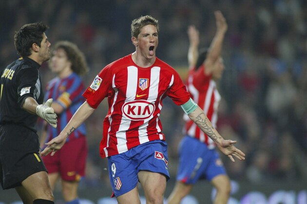 BARCELONA, SPAIN - FEBRUARY 5: Fernando Torres of Atletico Madrid celebrates his goal during the  La Liga match between FC Barcelona and Atletico Madrid, at the Camp Nou stadium on February 5, 2006, in Barcelona, Spain. (Photo by Luis Bagu/Getty Images).