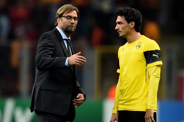 ISTANBUL, TURKEY - OCTOBER 22:  Jurgen Klopp the manager of Borussia Dortmund speaks with Mats Hummels of Borussia Dortmund prior to kickoff during UEFA Champions League Group D match between Galatasaray and Borussia Dortmund at Turk Telekom Arena on October 22, 2014 in Istanbul, Turkey.  (Photo by Lars Baron/Getty Images)