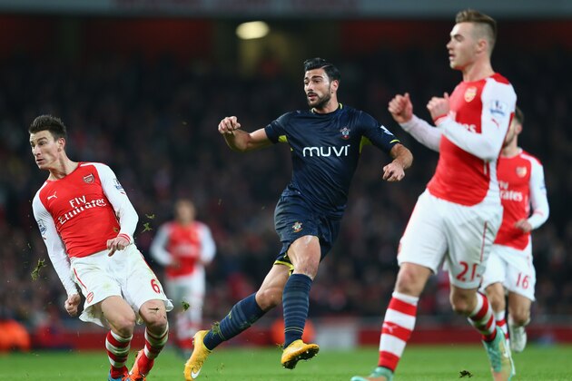 LONDON, ENGLAND - DECEMBER 03:  Graziano Pelle of Southampton shoots as Laurent Kosccielny and Calum Chambers look on during the Barclays Premier League match between Arsenal and Southampton at the Emirates Stadium on December 3, 2014 in London, England.  (Photo by Michael Steele/Getty Images)