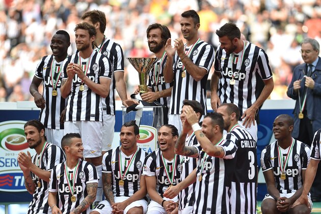 TURIN, ITALY - MAY 18:  The Juventus FC players celebrate with the Serie A trophy at the end of the Serie A match between Juventus and Cagliari Calcio at Juventus Arena on May 18, 2014 in Turin, Italy.  (Photo by Valerio Pennicino/Getty Images)