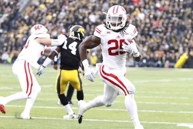 IOWA CITY, IA - NOVEMBER 22:  Running back Melvin Gordon #25 of the Wisconsin Badgers runs in for a touchdown in the second quarter agqinst the Iowa Hawkeyes, on November 22, 2014 at Kinnick Stadium, in Iowa City, Iowa.  (Photo by Matthew Holst/Getty Images)