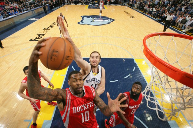 MEMPHIS, TN - NOVEMBER 17:  Kosta Koufos #41 of the Memphis Grizzlies attempts to block a shot against Tarik Black #10 of the Houston Rockets on November 17, 2014 at FedExForum in Memphis, Tennessee. NOTE TO USER: User expressly acknowledges and agrees that, by downloading and or using this photograph, User is consenting to the terms and conditions of the Getty Images License Agreement. Mandatory Copyright Notice: Copyright 2014 NBAE (Photo by Joe Murphy/NBAE via Getty Images)