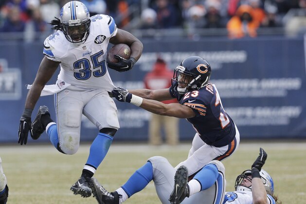 Joique Bell, corredor de los Lions de Detroit, salta para eludir al cornerback de los Bears de Chicago, Kyle Fuller, en el partido del domingo 21 de diciembre de 2014 (AP Foto/Nam Y. Huh)