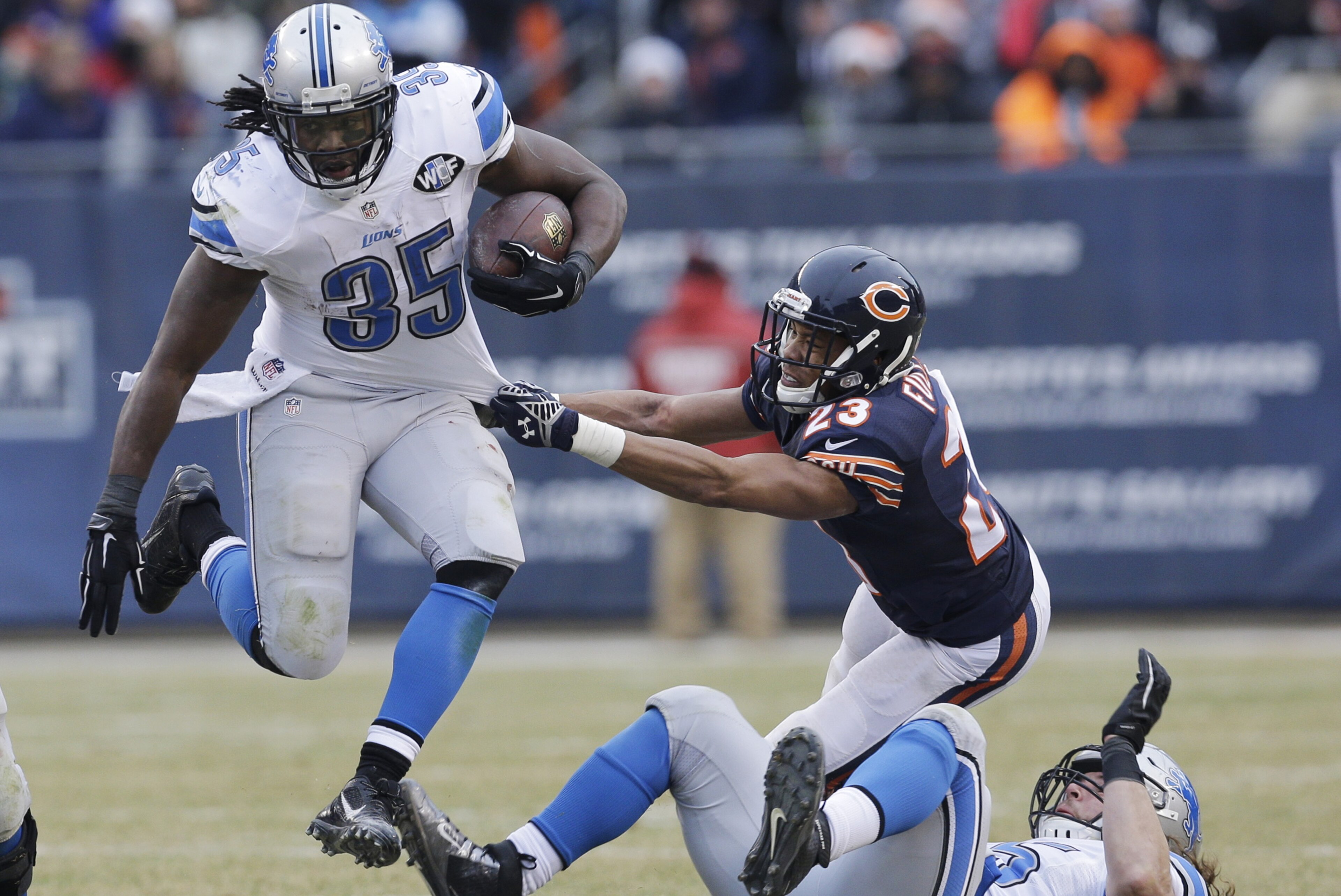 Joique Bell, corredor de los Lions de Detroit, salta para eludir al cornerback de los Bears de Chicago, Kyle Fuller, en el partido del domingo 21 de diciembre de 2014 (AP Foto/Nam Y. Huh)