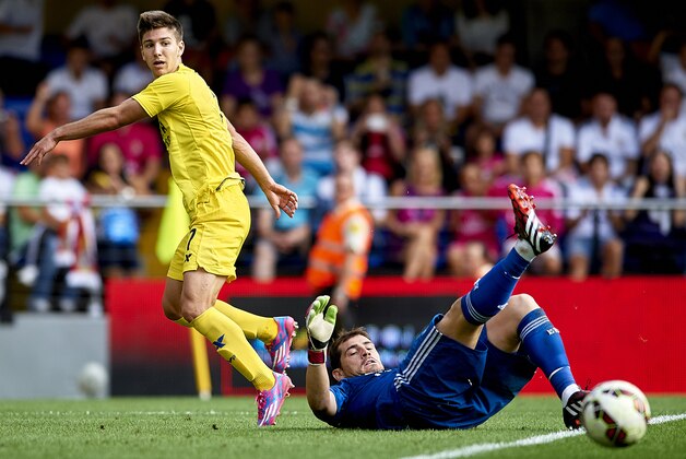VILLARREAL, SPAIN - SEPTEMBER 27:  Iker Casillas of Real Madrid makes a save from Luciano Dario Vietto of Villarreal during the La Liga match between Villarreal CF and Real Madrid at El Madrigal on September 27, 2014 in Villarreal, Spain. (Photo by Manuel Queimadelos Alonso/Getty Images)