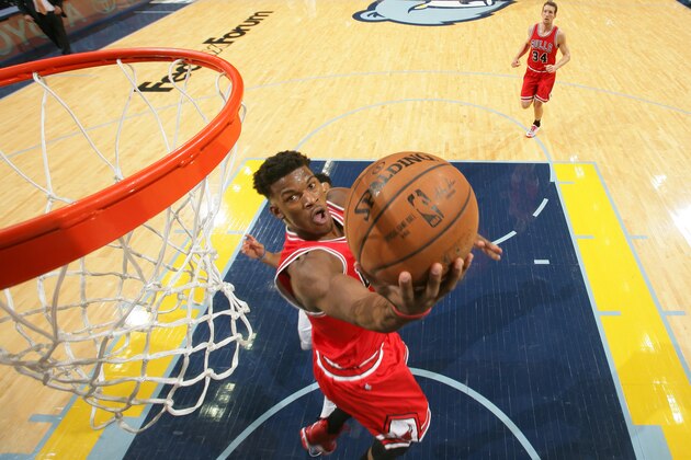 MEMPHIS, TN - DECEMBER 19:  Jimmy Butler #21 of the Chicago Bulls goes to the basket against the Memphis Grizzlies on December 19, 2014 at the FedExForum in Memphis, Tennessee.  NOTE TO USER: User expressly acknowledges and agrees that, by downloading and or using this Photograph, user is consenting to the terms and conditions of the Getty Images License Agreement. Mandatory Copyright Notice: Copyright 2014 NBAE (Photo by Joe Murphy/NBAE via Getty Images)