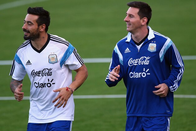 VESPASIANO, BRAZIL - JUNE 26:  (L-R) Ezequiel Lavezzi and Lionel Messi of Argentina run during a training session at Cidade do Galo on June 26, 2014 in Vespasiano, Brazil.  (Photo by Ronald Martinez/Getty Images)