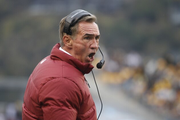 PITTSBURGH, PA - OCTOBER 28: Head coach Mike Shanahan of the Washington Redskins yells at the officials against the Pittsburgh Steelers during the game on October 28, 2012 at Heinz Field in Pittsburgh, Pennsylvania.  (Photo by Justin K. Aller/Getty Images)