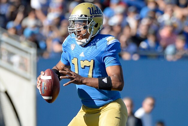 PASADENA, CA - NOVEMBER 28:  Brett Hundley #17 of the UCLA Bruins sets up to pass during a 31-10 loss to the Stanford Cardinal at Rose Bowl on November 28, 2014 in Pasadena, California.  (Photo by Harry How/Getty Images)