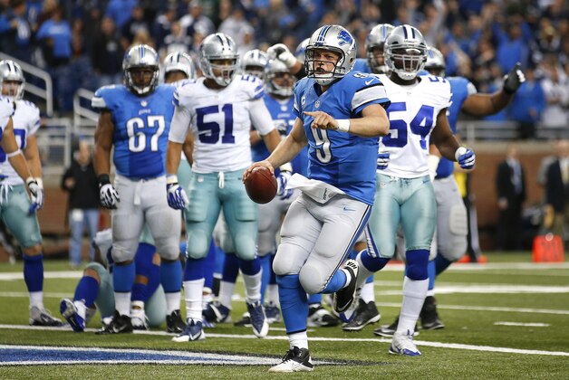 Matthew Stafford, quarterback de los Lions de Detroti, festeja luego de anotar en un acarreo de una yarda para dar a su equipo el triunfo sobre los Cowboys de Dallas, el domingo 27 de octubre de 2013 (AP Foto/Rick Osentoski)