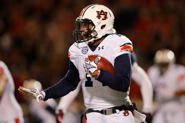 OXFORD, MS - NOVEMBER 01:  Quarterback Nick Marshall #14 of the Auburn Tigers carries the ball against the Mississippi Rebels at Vaught-Hemingway Stadium on November 1, 2014 in Oxford, Mississippi. Auburn defeated Mississippi 35-31.  (Photo by Doug Pensinger/Getty Images)