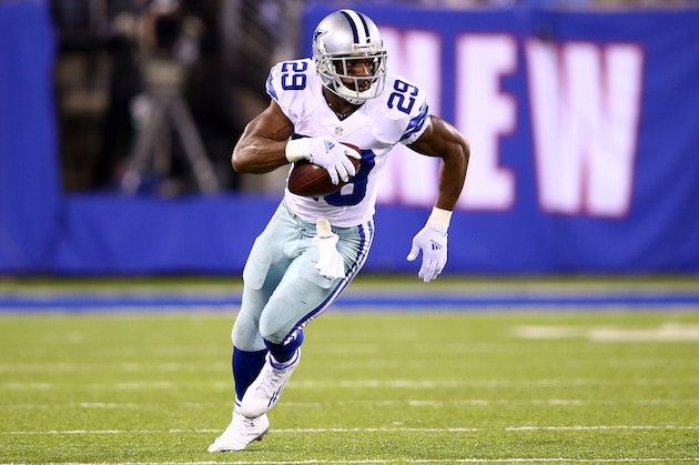 EAST RUTHERFORD, NJ - NOVEMBER 23:  DeMarco Murray #29 of the Dallas Cowboys carries the ball against the New York Giants at MetLife Stadium on November 23, 2014 in East Rutherford, New Jersey.  (Photo by Al Bello/Getty Images)