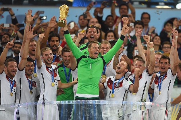 RIO DE JANEIRO, BRAZIL - JULY 13:  Manuel Neuer of Germany lifts the World Cup trophy with his team after defeating Argentina 1-0 in extra time during the 2014 FIFA World Cup Brazil Final match between Germany and Argentinaat Maracana on July 13, 2014 in Rio de Janeiro, Brazil.  (Photo by Laurence Griffiths/Getty Images)