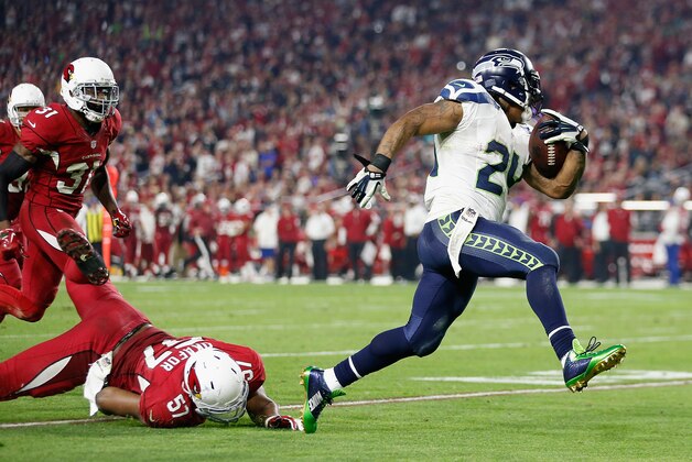 GLENDALE, AZ - DECEMBER 21:  Running back Marshawn Lynch #24 of the Seattle Seahawks rushes the football to score a 79 yard touchdown against the Arizona Cardinals during the NFL game at the University of Phoenix Stadium on December 21, 2014 in Glendale, Arizona. The Seahawks defeated the Cardinals 35-6.  (Photo by Christian Petersen/Getty Images)