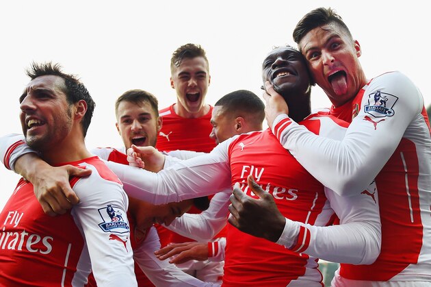 WEST BROMWICH, ENGLAND - NOVEMBER 29:  (EDITORS NOTE: This is a retransmission of image #459707078 with an alternative crop)   Danny Welbeck of Arsenal (2R) celebrates with team mates Olivier Giroud, Santi Cazorla, Calum Chambers and Aaron Ramsey of Arsenal as he scores their first goal during the Barclays Premier League match between West Bromwich Albion and Arsenal at The Hawthorns on November 29, 2014 in West Bromwich, England.  (Photo by Laurence Griffiths/Getty Images)